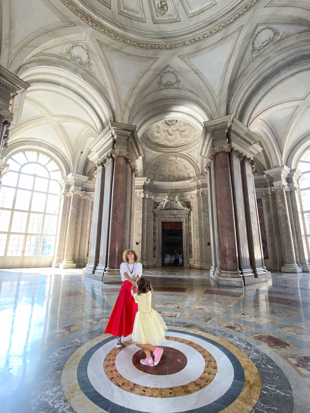 Reggia di Caserta con i bambini : mamma e figlia