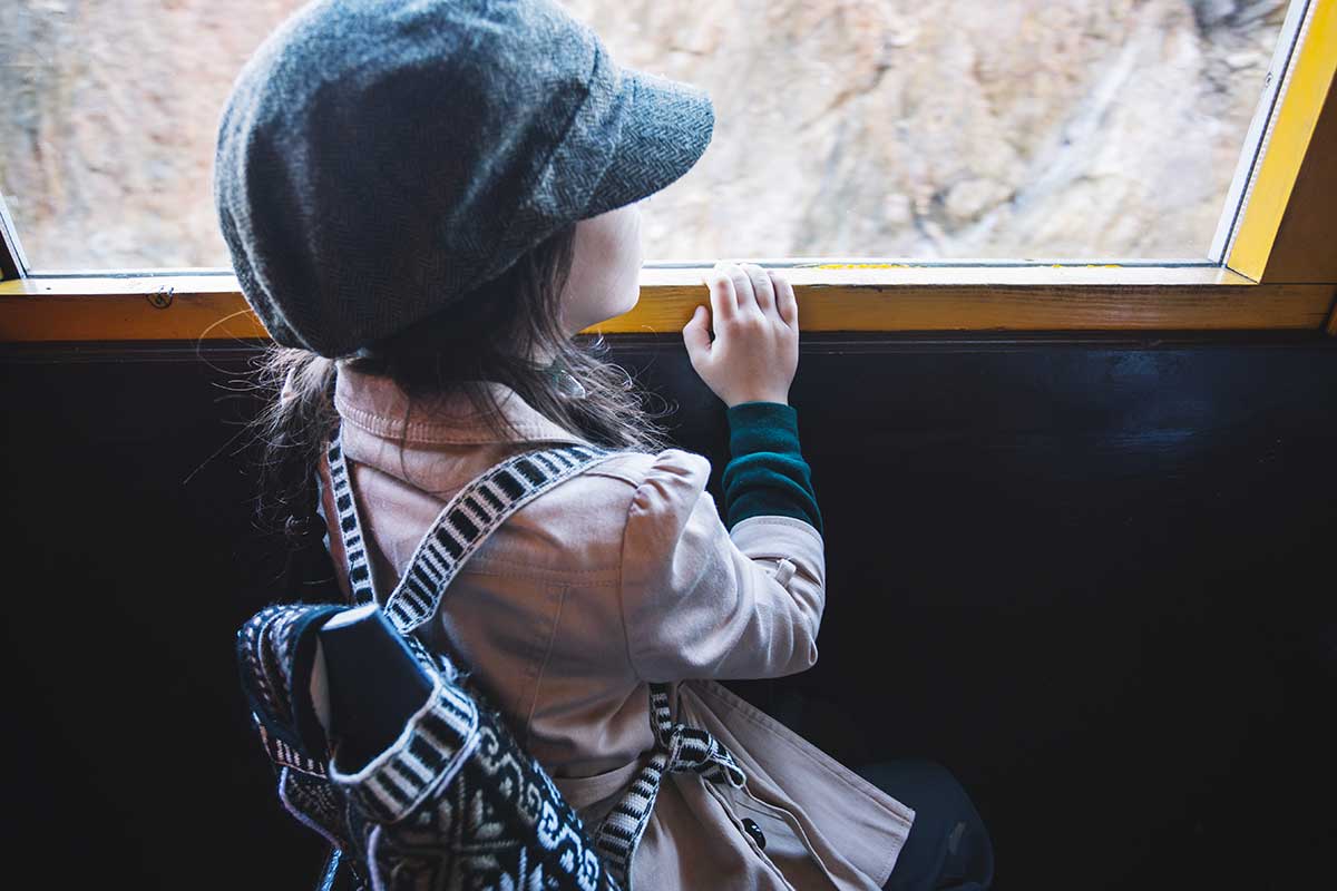 bambina finestrino treno