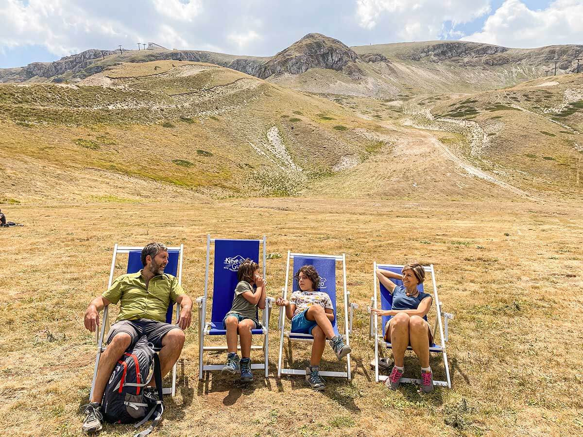 Roccaraso d'estate famiglia sulle dedie a sdraio