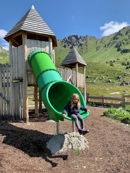 bambina su scivolo