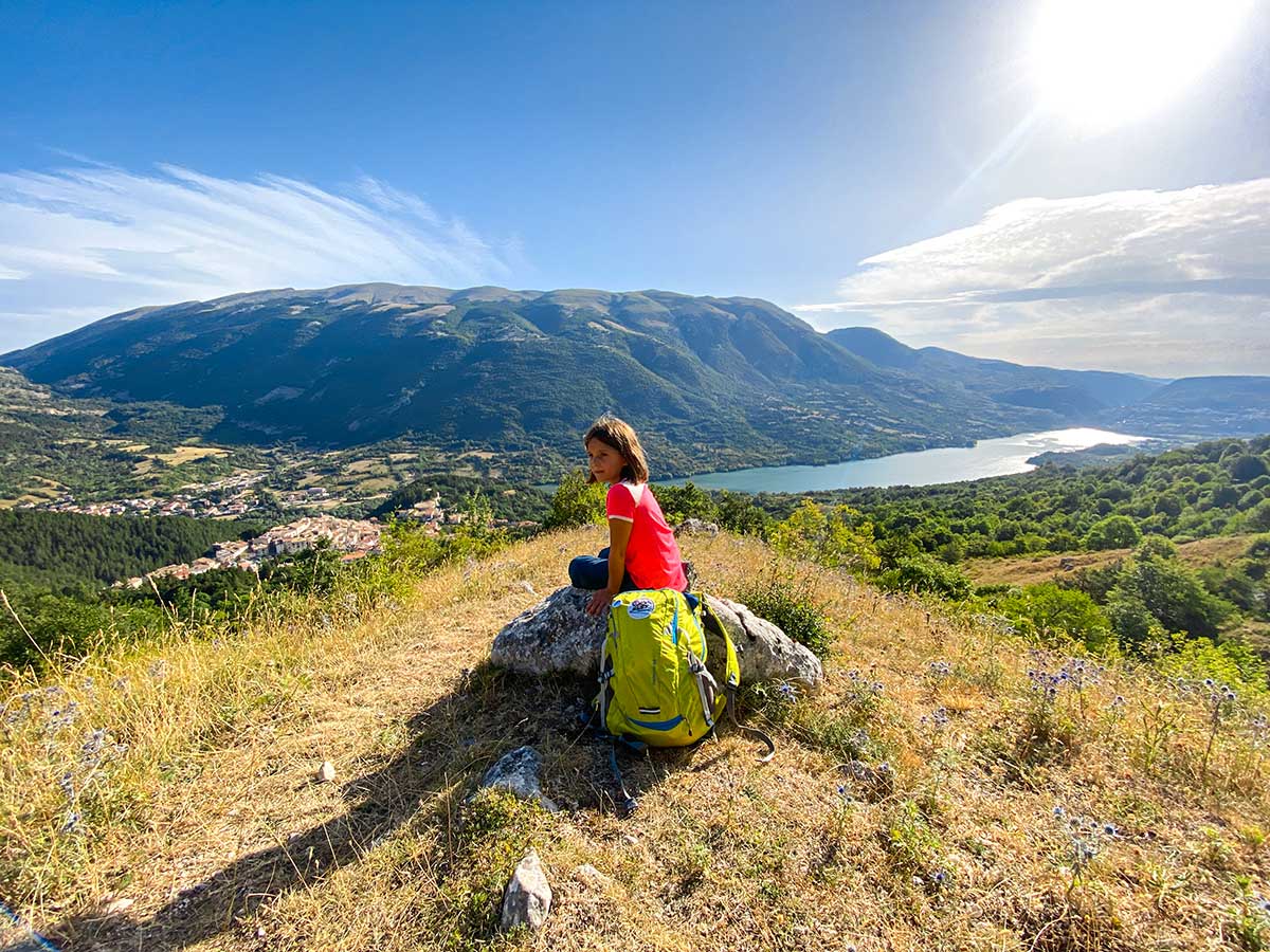 bambina con zaino da trekking