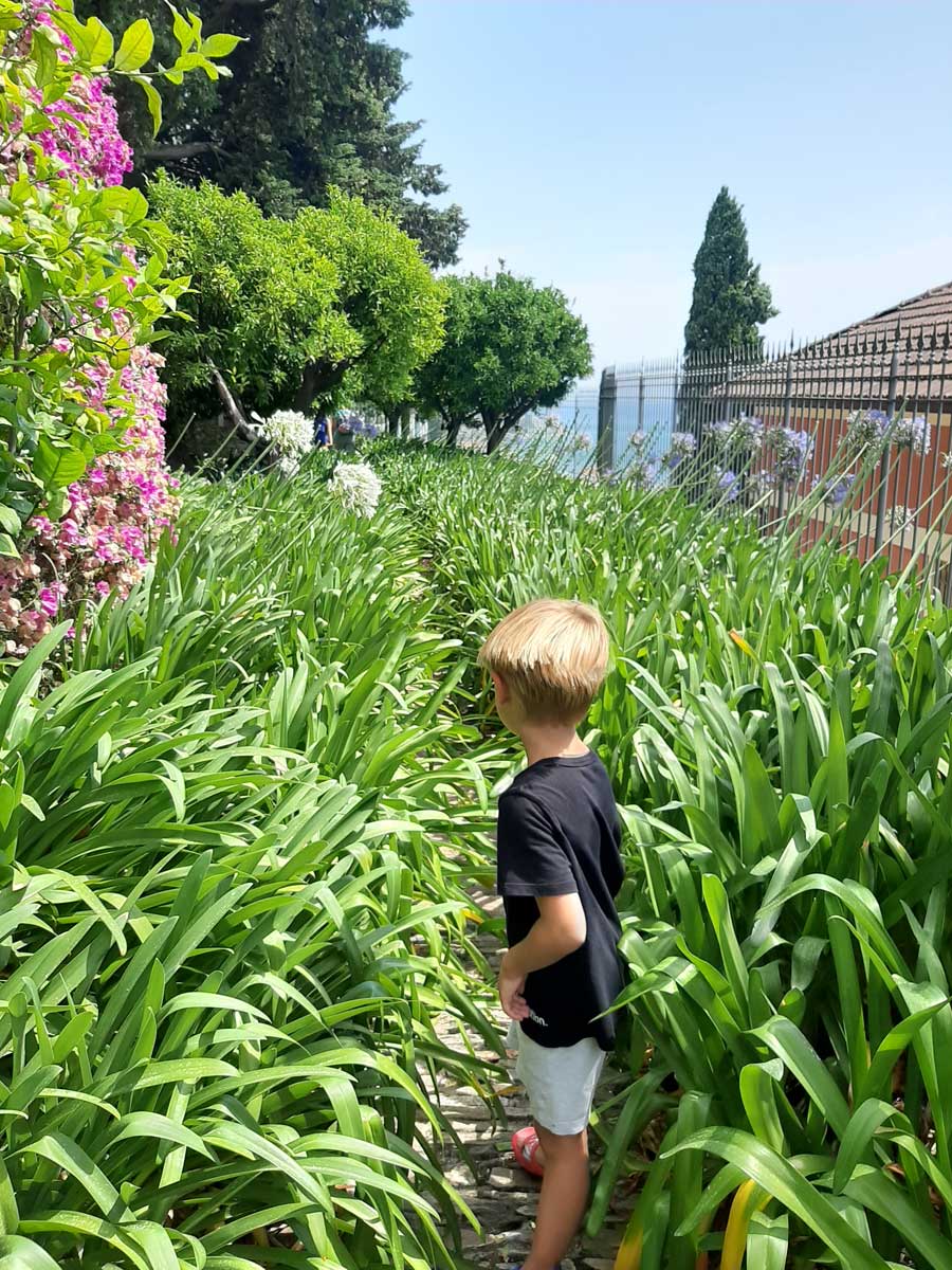 bambino giardino pergola