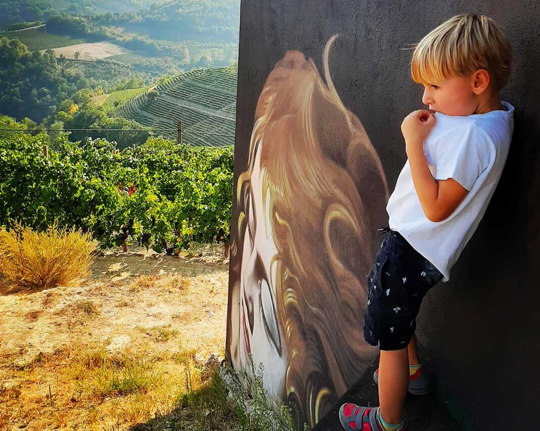 bambino biondo a Camo museo cielo aperto