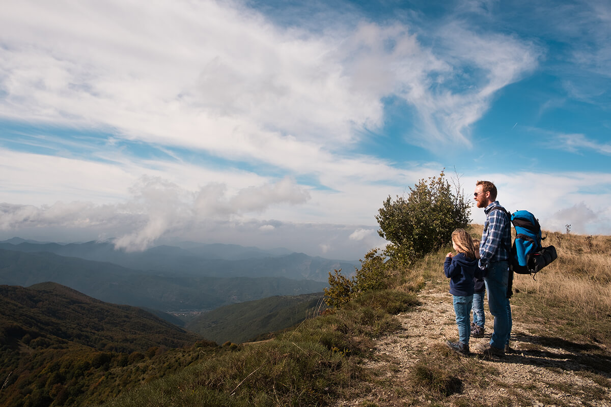 famiglia osserva il panorama sul crinale verso la Val Borbera