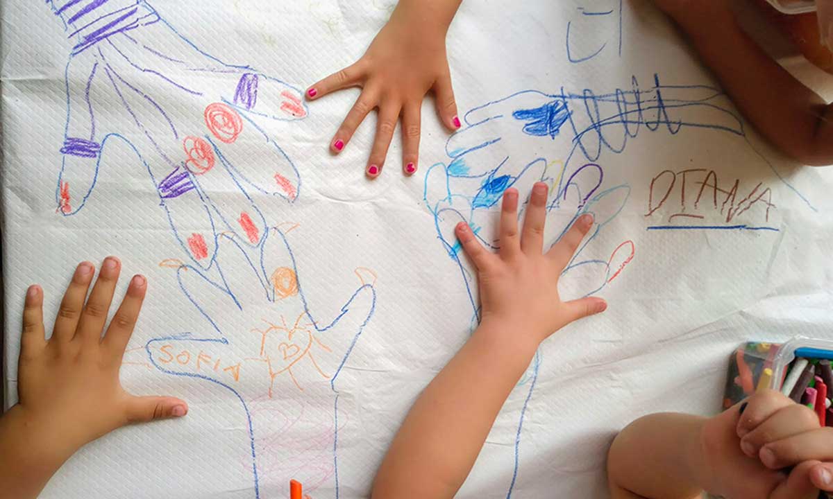 mani bimbi che disegnano