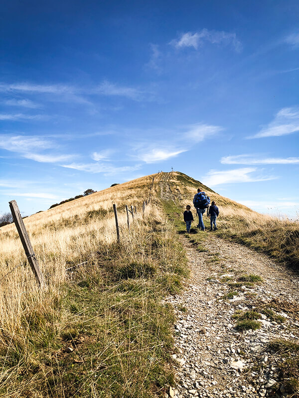 Camminata sul crinale del Monte Ebro verso la vetta