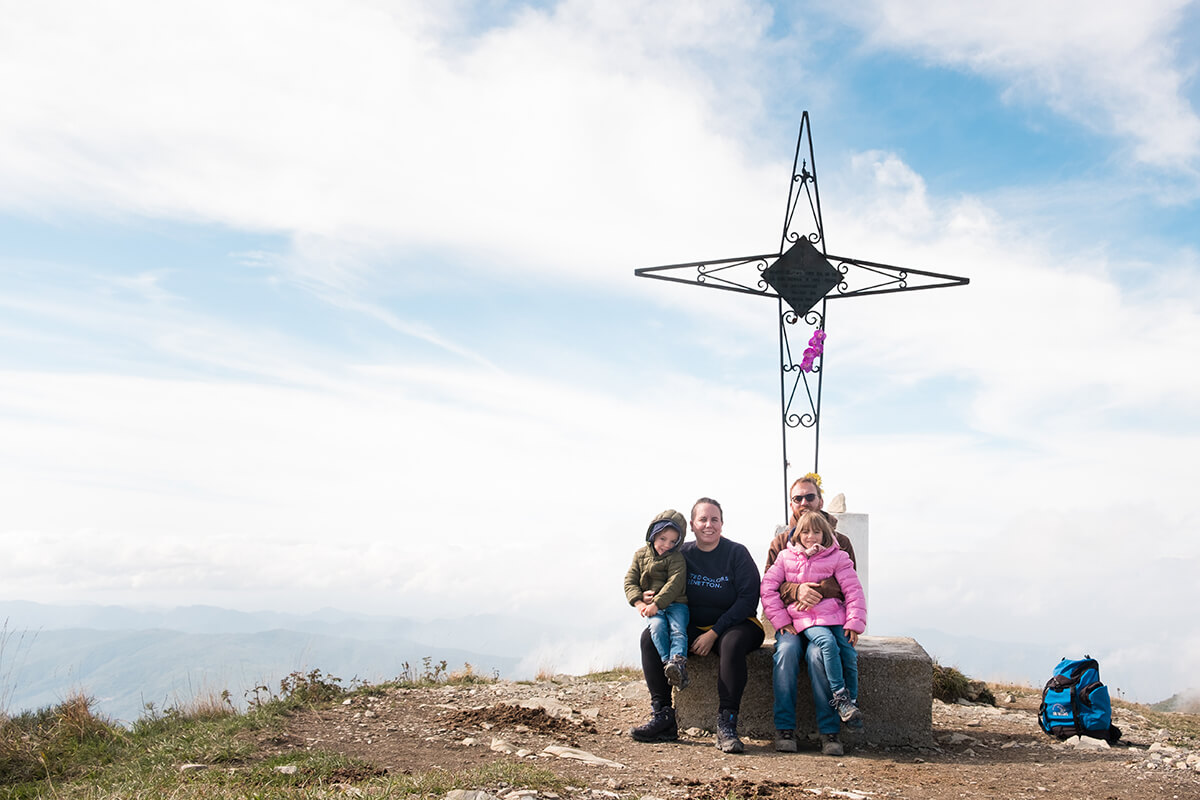 Famiglia in cima al Monte Ebro ai piedi della croce
