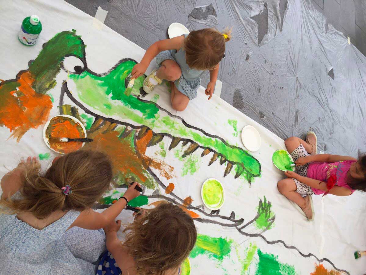 bambini disegnano un coccodrillo