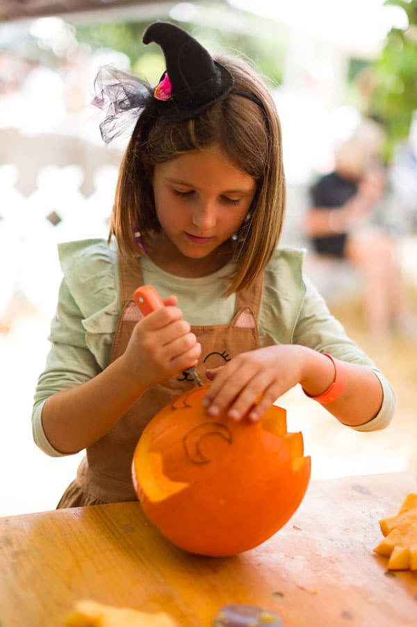 bambina intaglia zucca