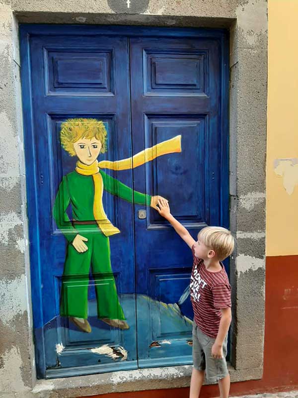 bambino davanti murales piccolo principe a Madeira