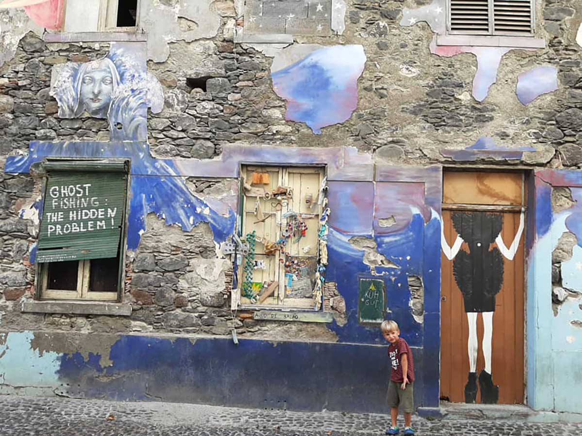bambino davanti murales a Madeira