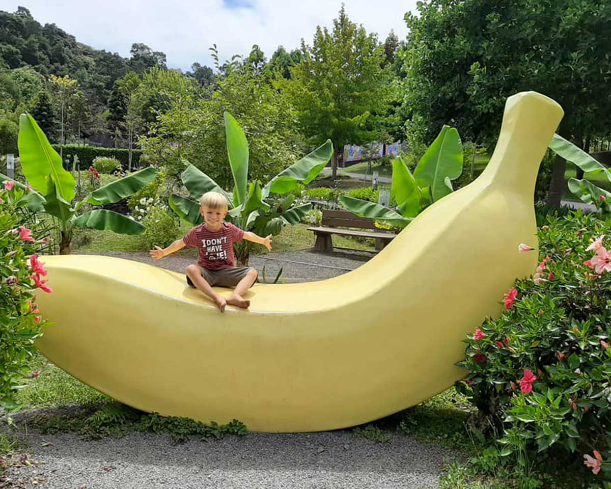 bambino seduto su un'enorme banana a Madeira