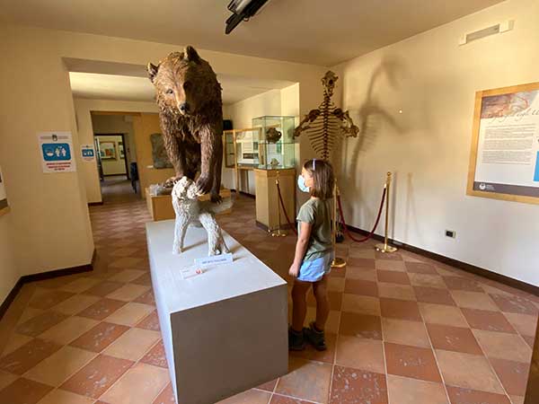 bambina a palena mom museo orso