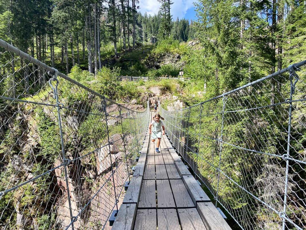 bambina su ponte tibetano