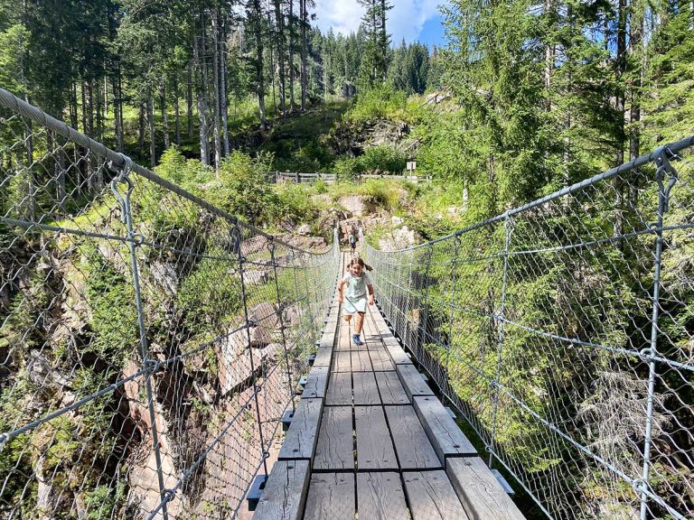 bambina su ponte tibetano