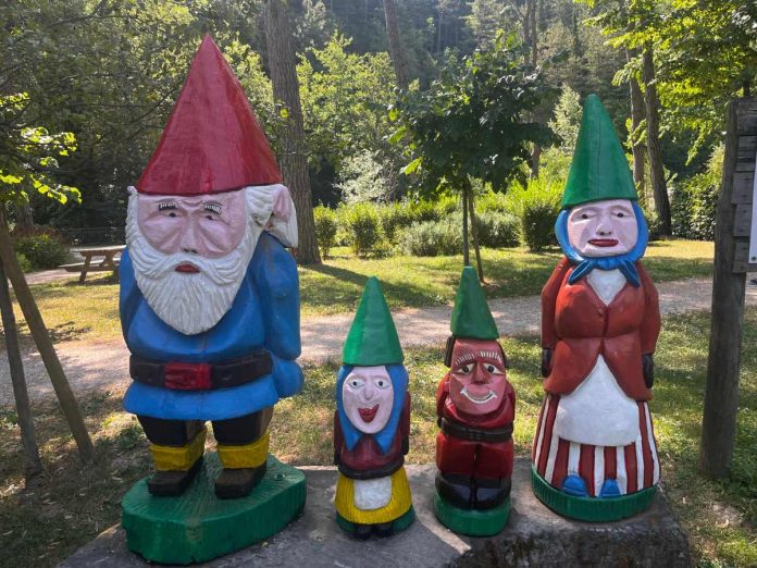 statue degli gnomi nel sentiero degli gnomi di bagno di romagna