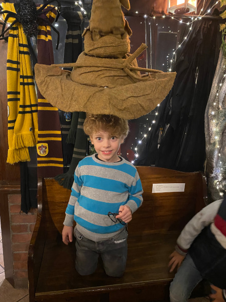 Bambino sotto il cappello parlante