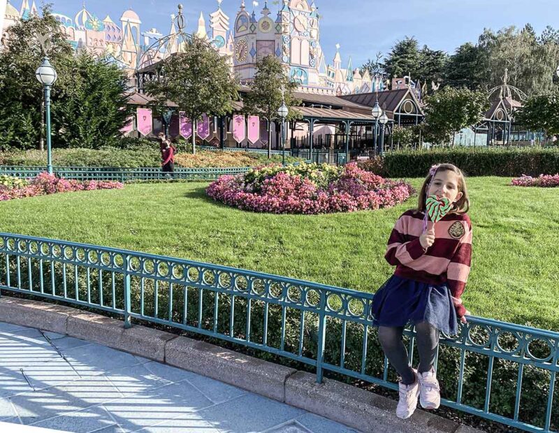 bambina a Disneyland