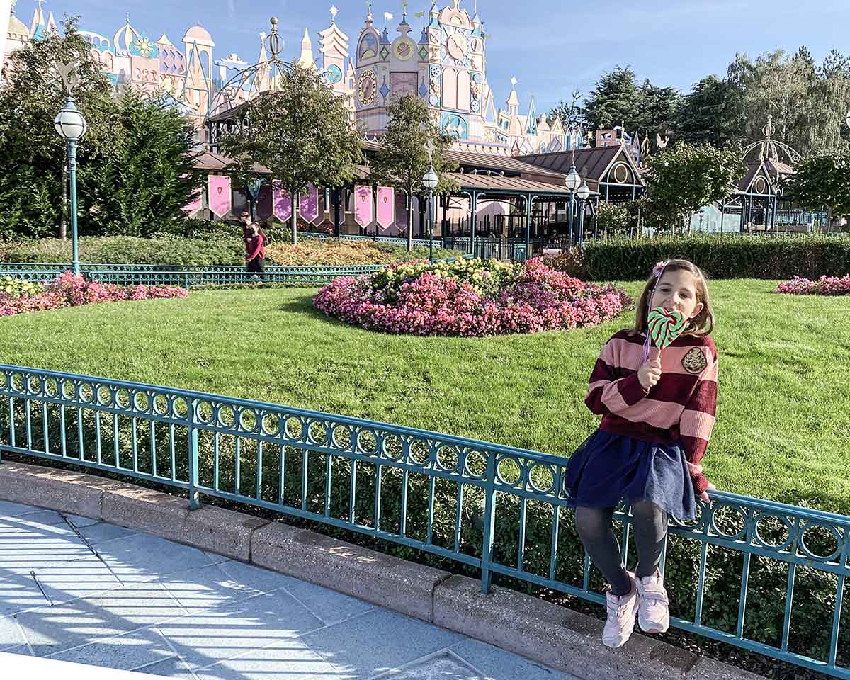 bambina a Disneyland