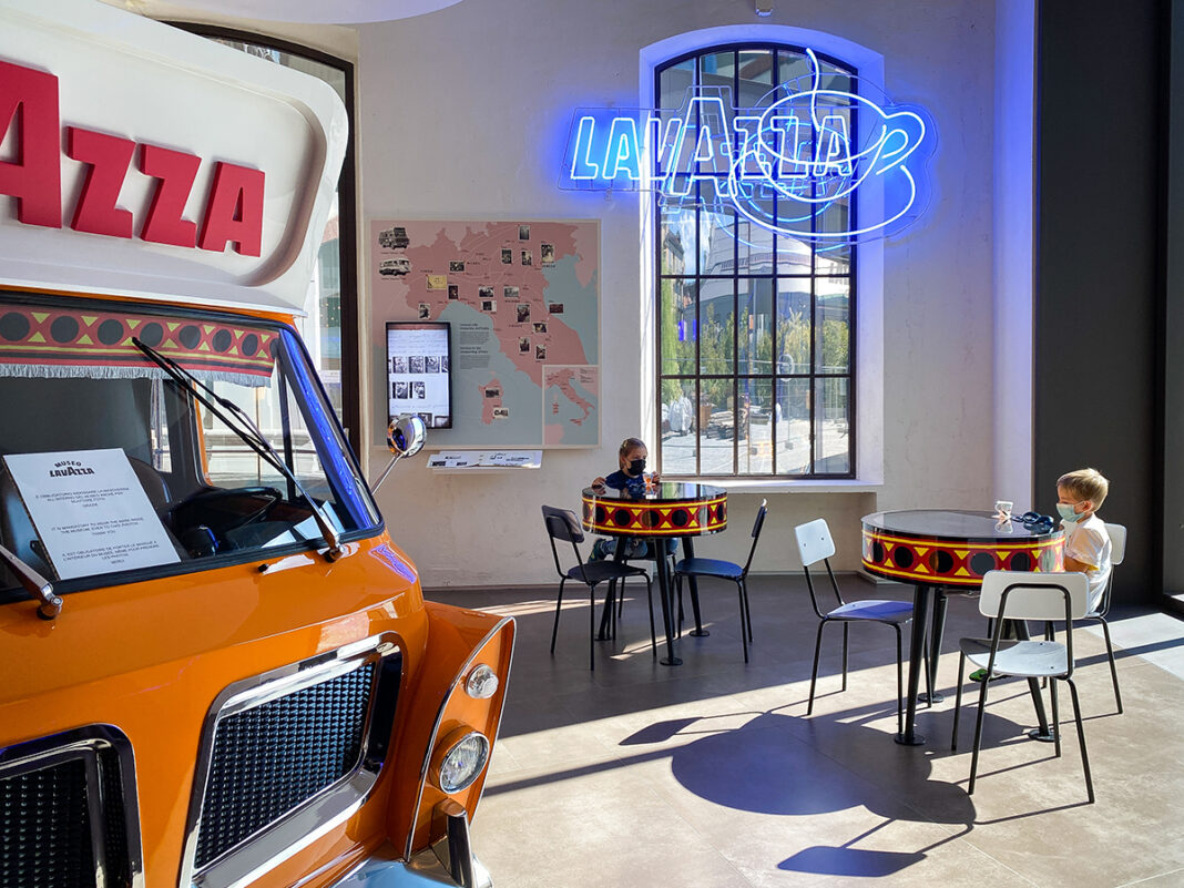 interno del Museo Lavazza con l'autobar e i bambini seduti ai tavoli
