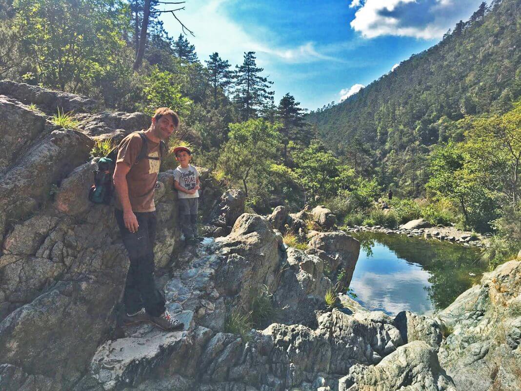 lago della tina papà e bambino