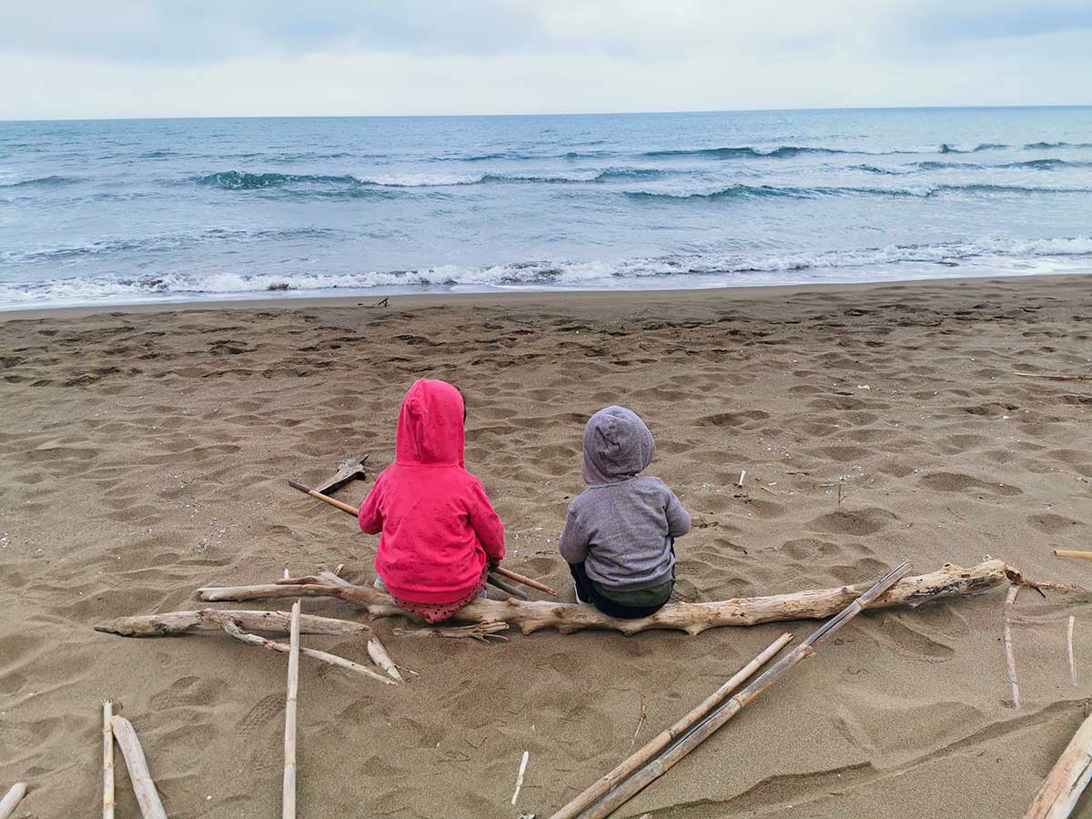 bambini sulla spiaggia di spalle