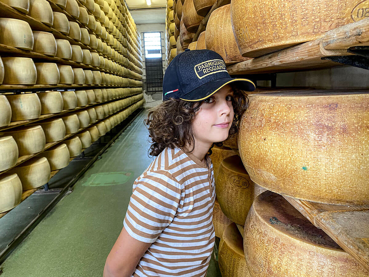 bambino ocn forme di parmigiano