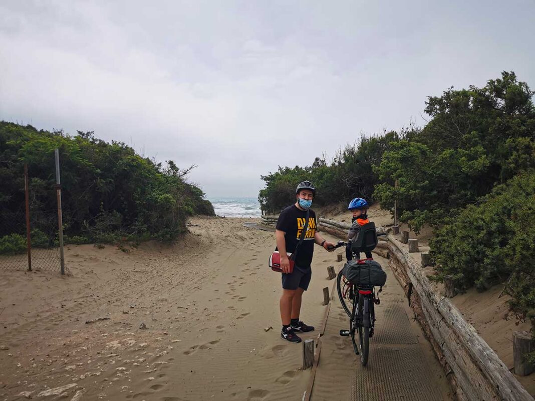 papà e bambino in bici a orbetello