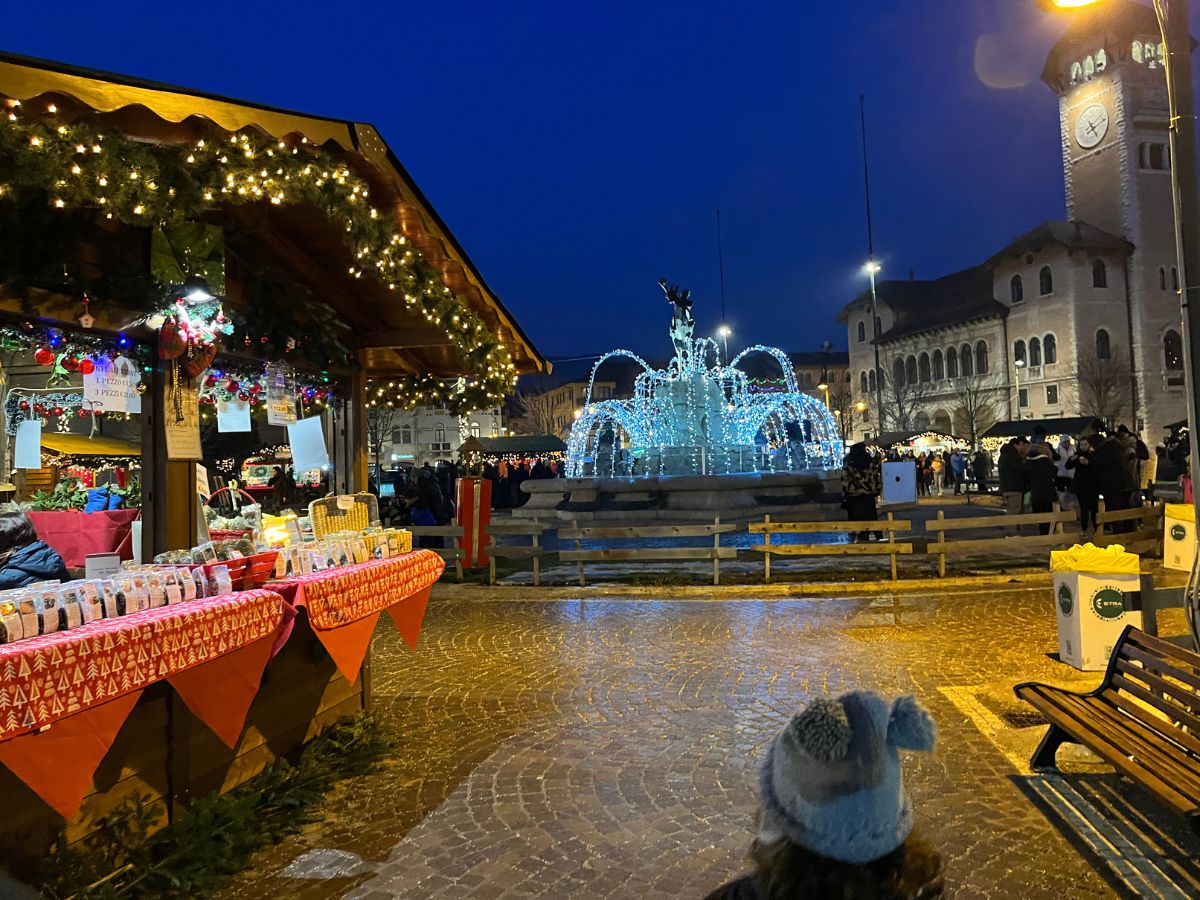 piazza con fontana illuminata al mercatino di natale di asiago