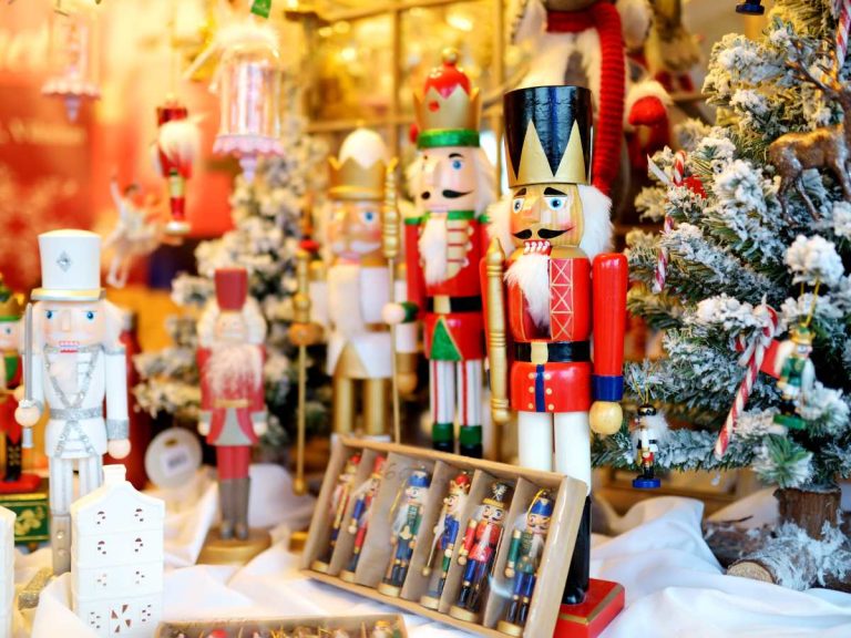 schiaccianoci e altre decorazioni natalizie nei mercatini di natale in lombardia da visitare in camper