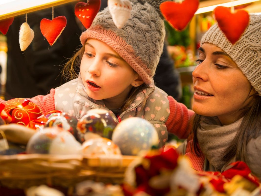 mamma e figlia ai mercatini di natale in veneto