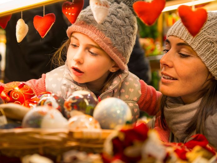 mamma e figlia ai mercatini di natale in veneto