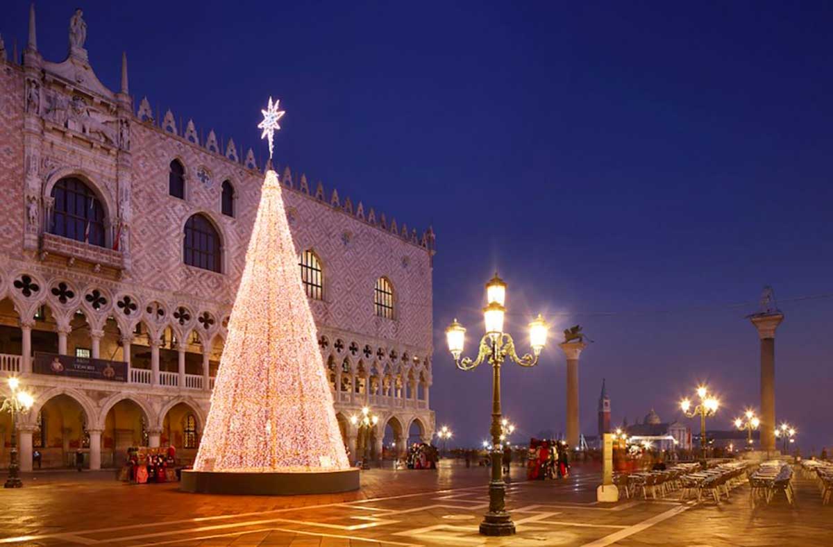 albero di natale illuminato in piazza san marco venezia