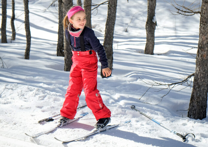 bambina sci fondo pantaloni rossi