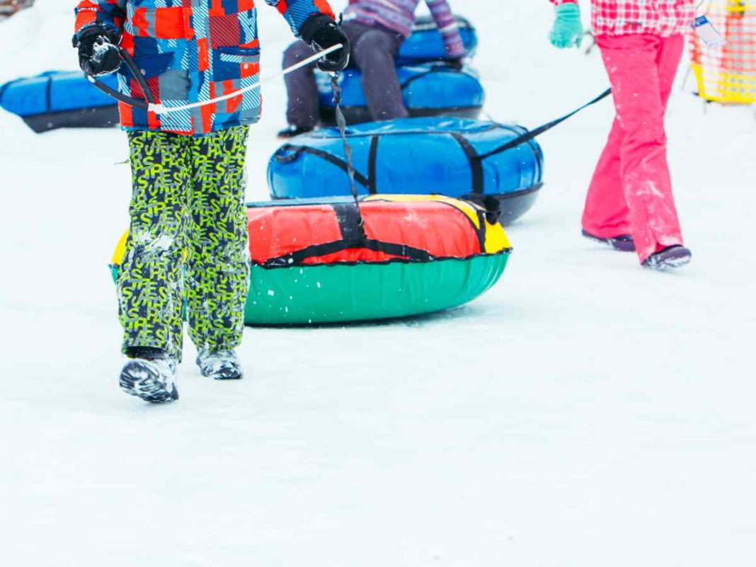 bambini sulla neve con ciambelle