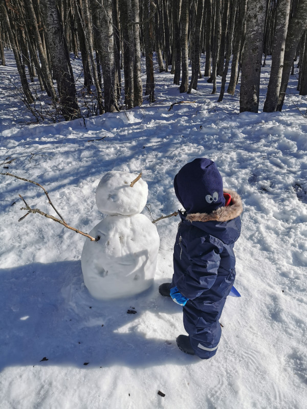 bimbo e pupazzo di neve