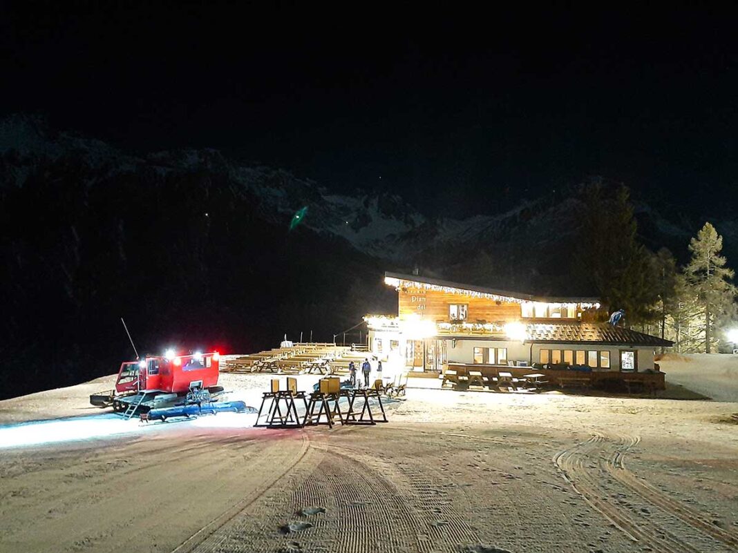 rifugio di notte con la neve