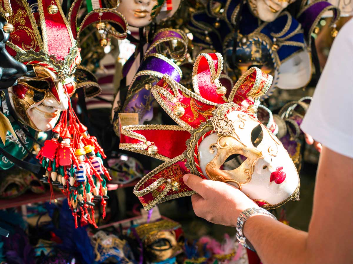 Venezia con i bambini, laboratorio con le maschere veneziane