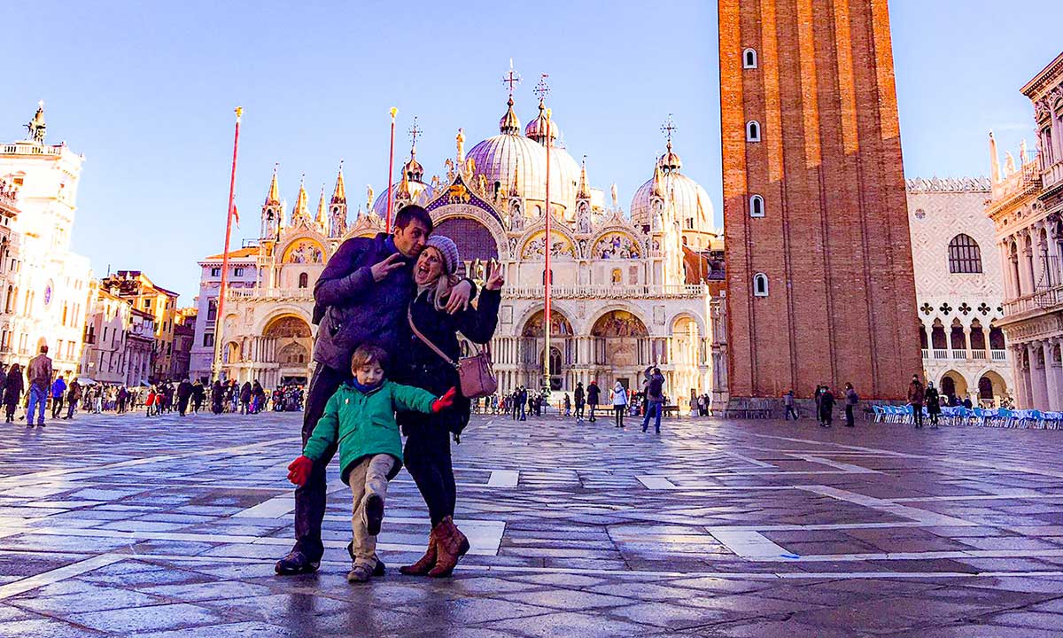 famiglia in piazza San Marco a Venezia