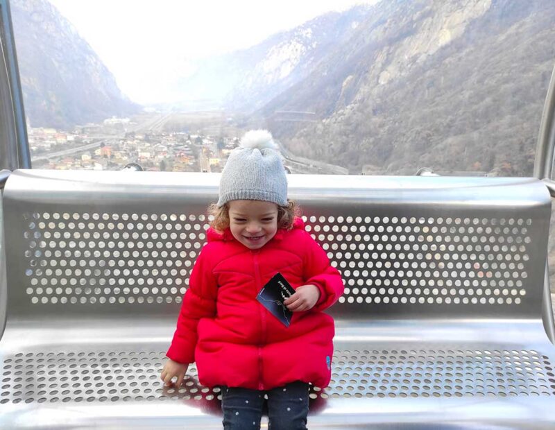 bambina con cappotto rosso