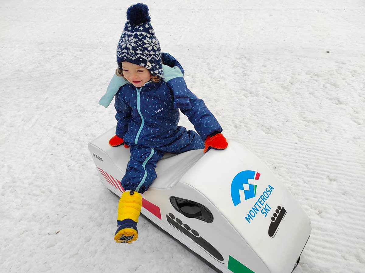 bambina parco giochi sulla neve