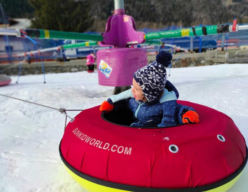 bambina ciambellone neve