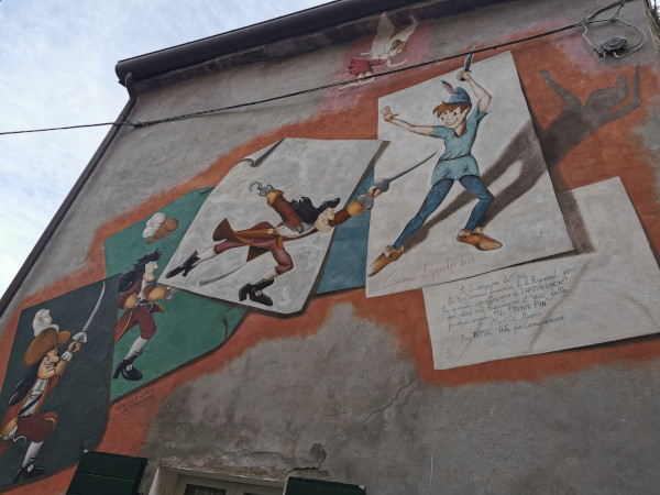 murales peter pan e uncino