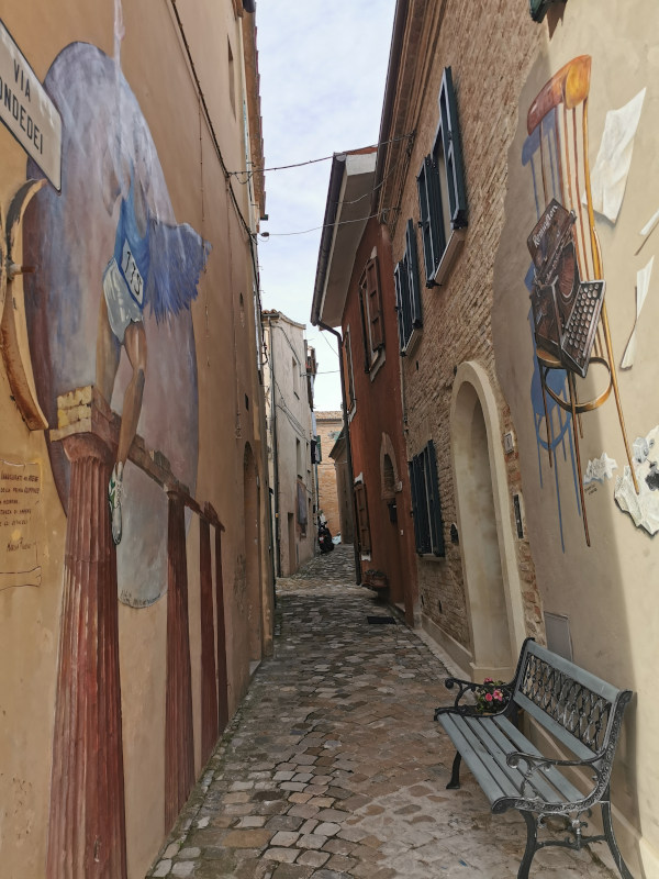 scorcio della via con murales