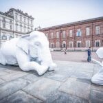 elefante bianco statua davanti a palazzo reale torino