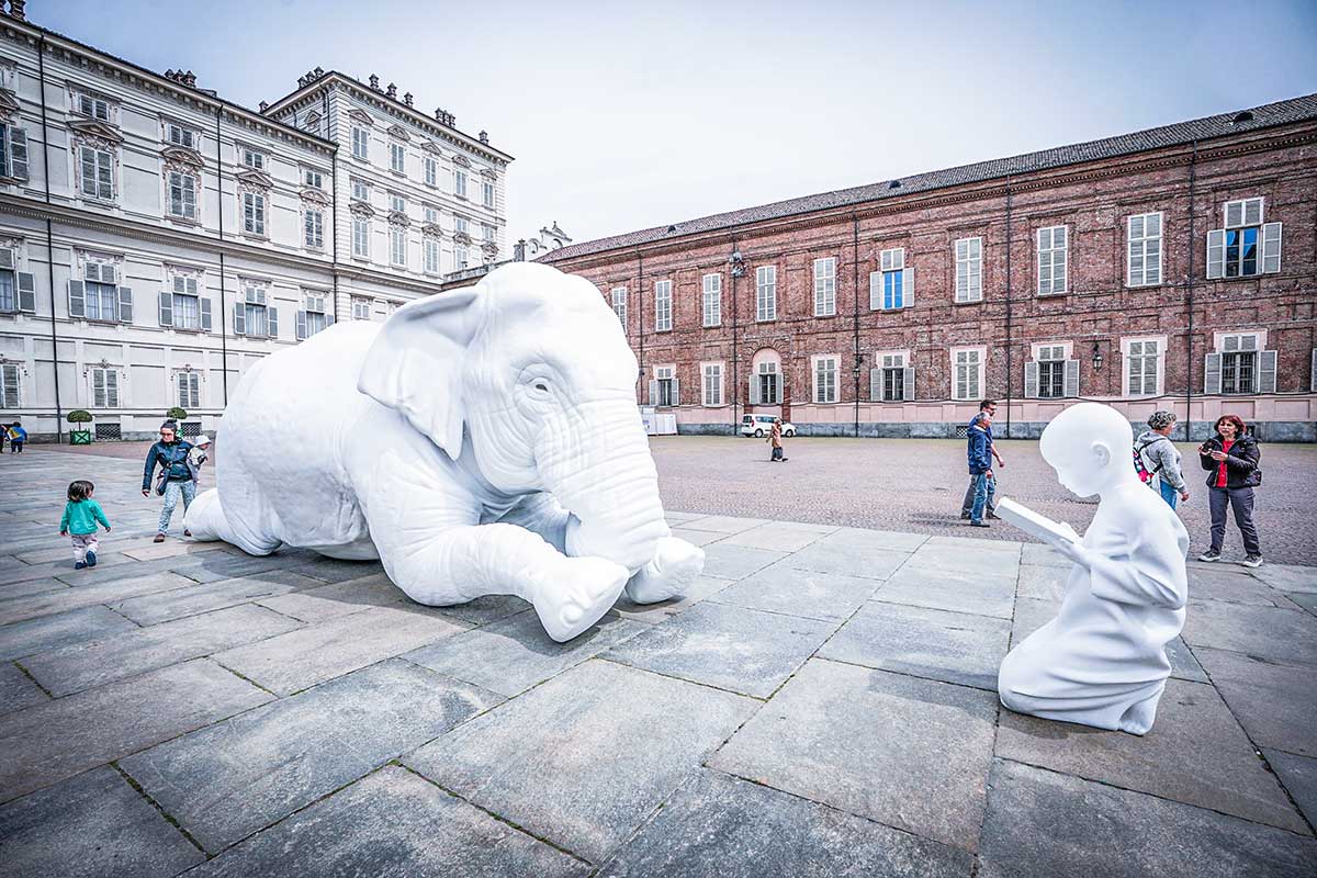 elefante bianco statua davanti a palazzo reale torino