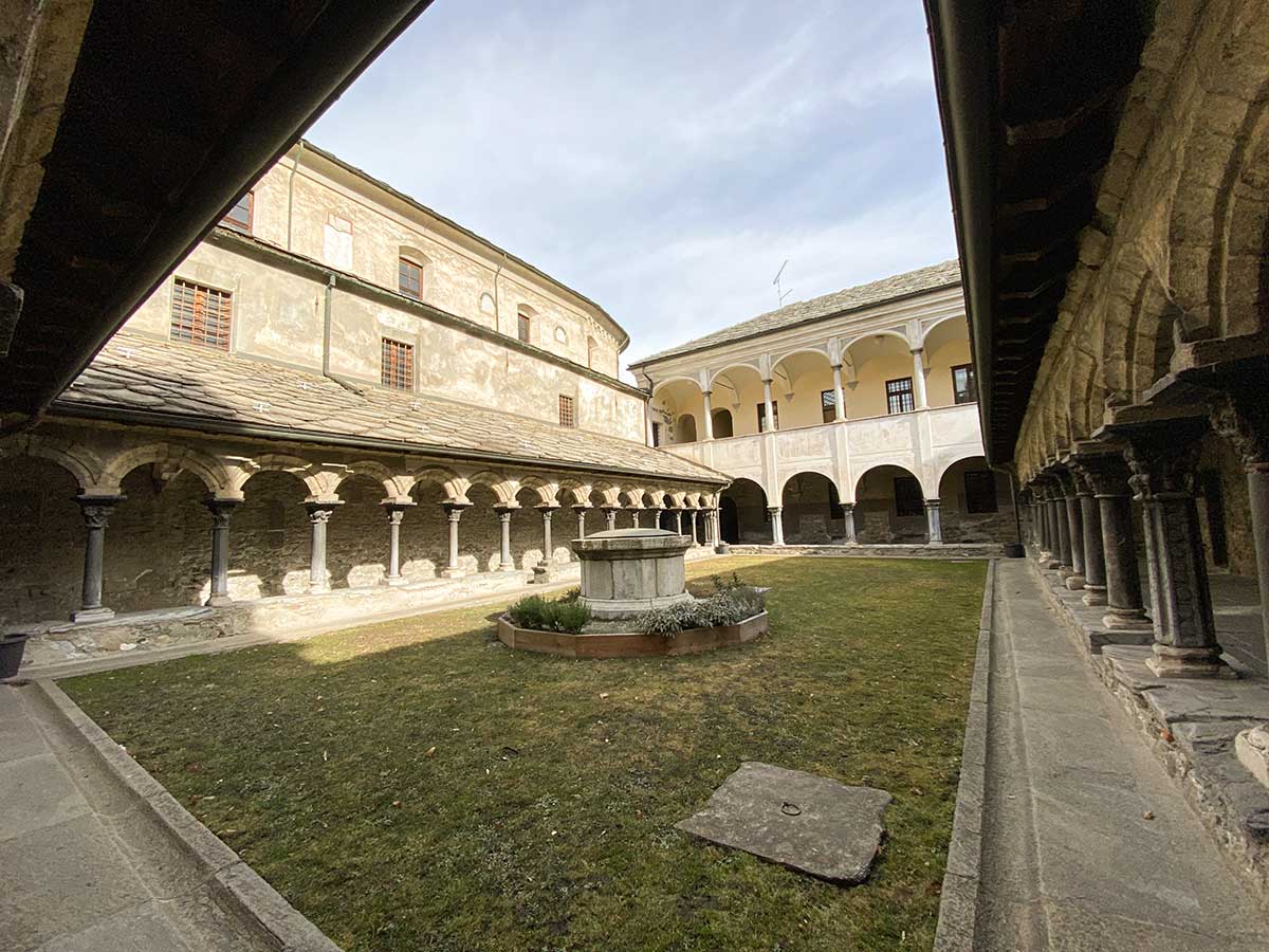 Chiostro della Colleggiata di Sant Orso