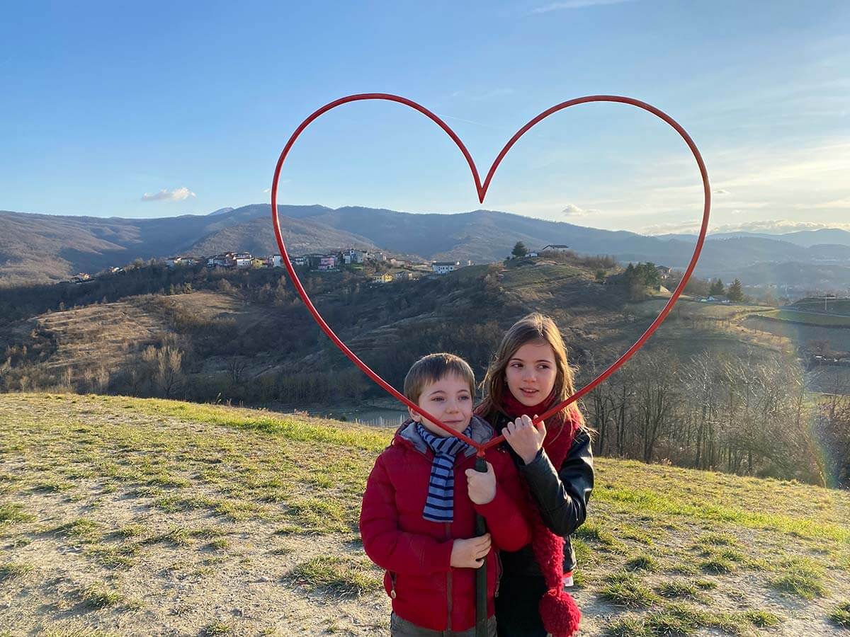 Vista panoramica con cuore e due bambini