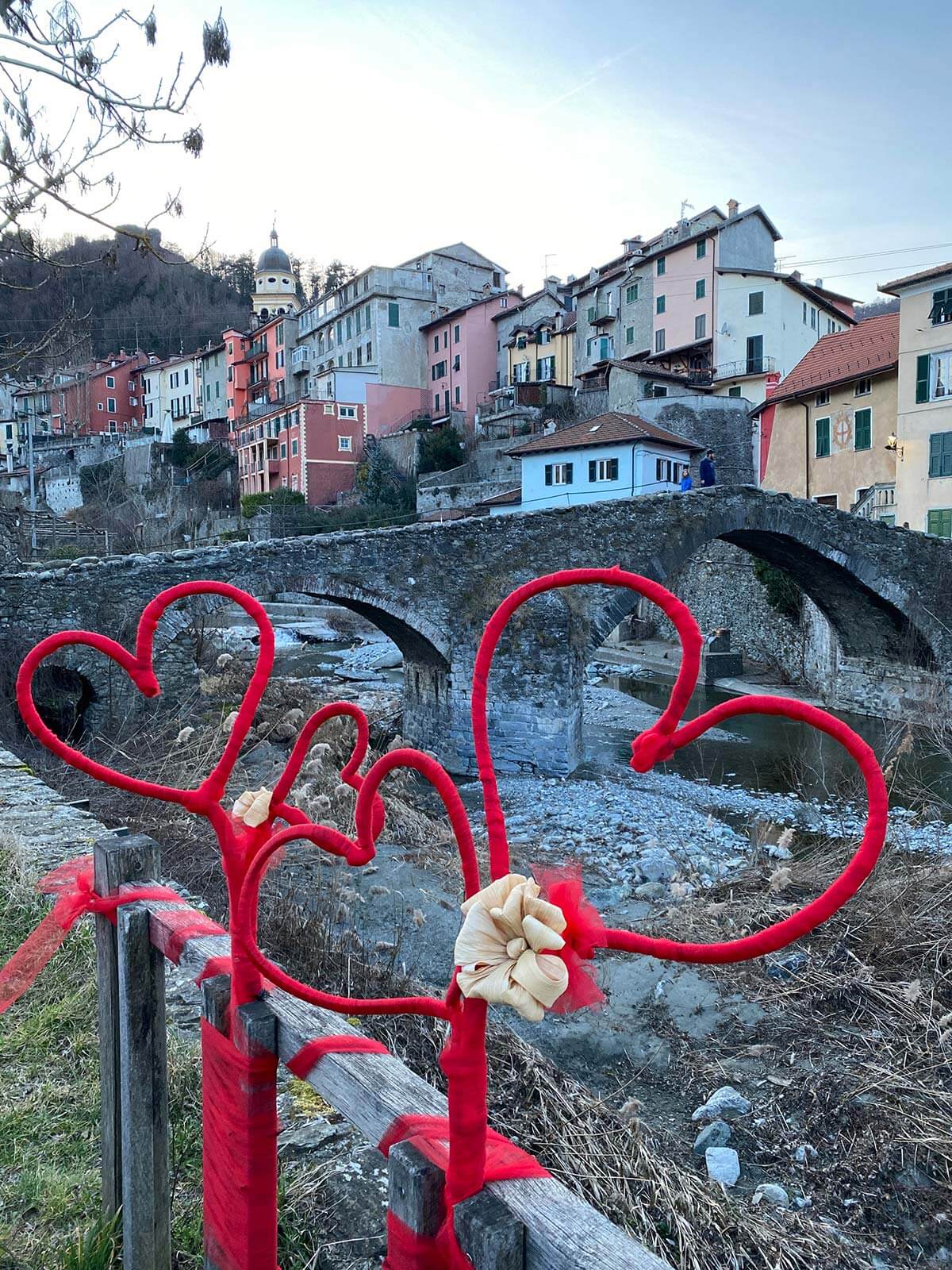 Cuori di San Valentino e sullo sfondo il ponte di Voltaggio