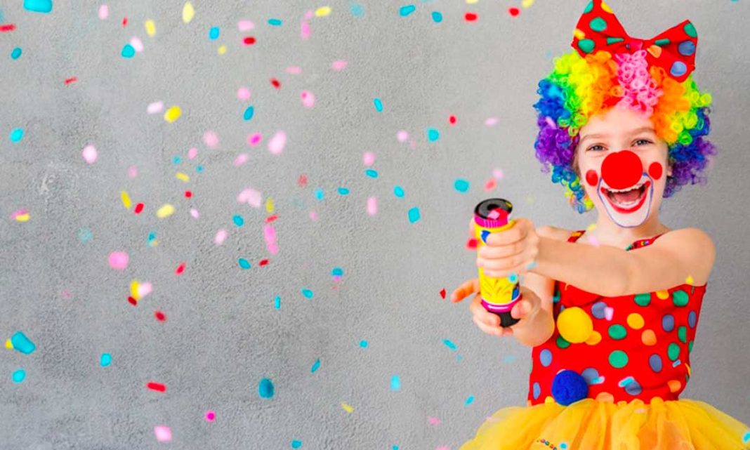 bambina vestita da pagliaccio